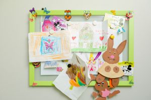 Bild Pinwand mit Kindermalereien